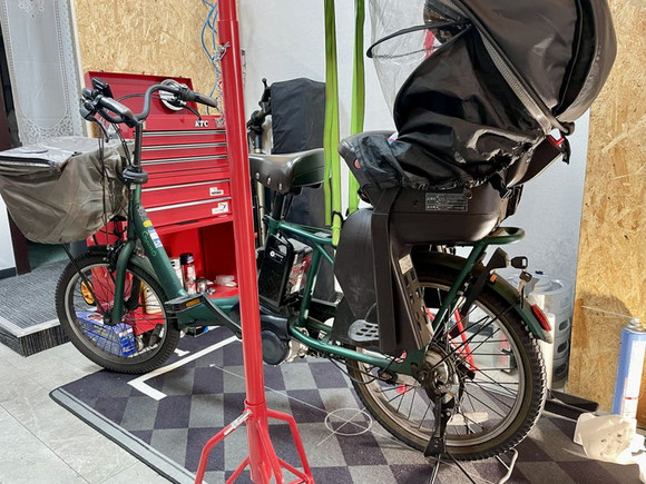 パナソニック ギュット アニーズをスタンドで固定し整備している車体全体の様子。