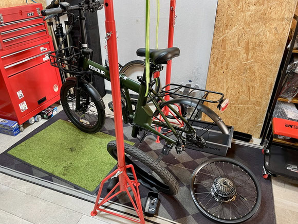 スポーク交換後、リアホイールを車体へ組み付けた直前