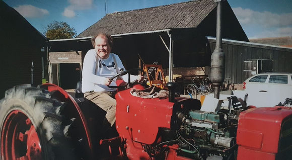 Bram op de oude tractor