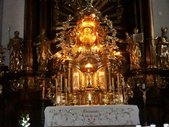 Vorm Gnadenaltar in Maria Lankowitz.Kurzes Innehalten und zurückdenken an so viele schöne Erlebnisse hier in dieser Kirche