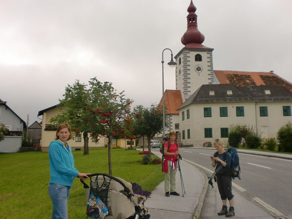 Hier treffen wir auch meine Zwillingsenkel Jakob und seinen Bruder Matthias. Mit ihrer Mama begleiten sie uns ein Stück