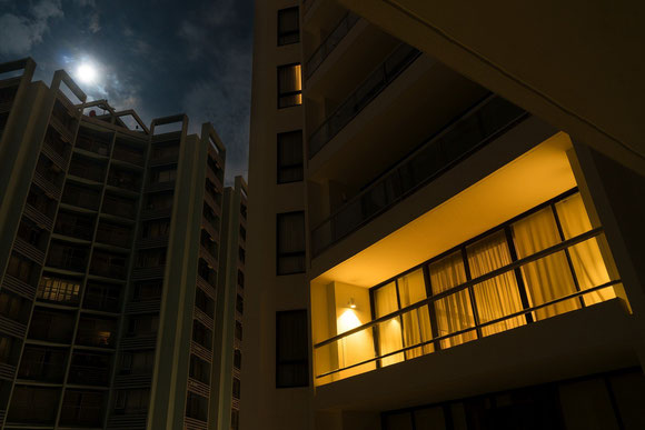 Außenansicht einer beleuchteten Wohnung in einem Hochhaus in der Dämmerung. Bild von Arek Socha auf Pixabay.