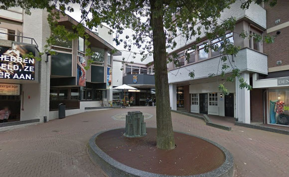 Ingang Cwartier - Tegenover een zij ingang van het overdekte winkelcentrum De Munt passage.