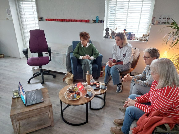 Samen de instructie video bekijken tijdens de Bars Cursus.