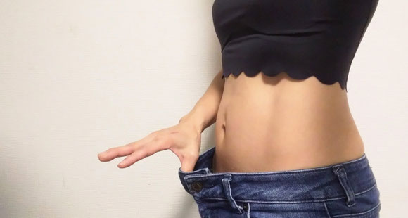 お腹がスッキリしている女性