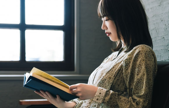 雨の日に本を読む女性