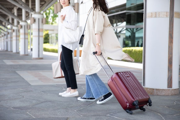 旅行に行く女性