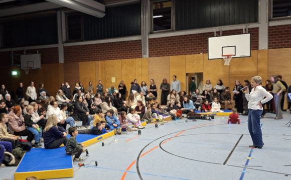 Die Schulleiterin Frau Dr. Reinhardt begrüßt die zahlreichen Gäste in der Turnhalle