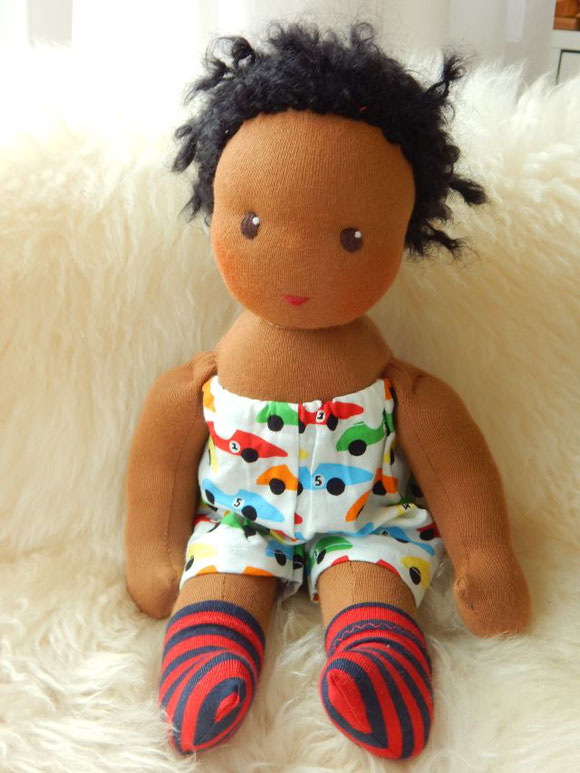 dunkelhäutige Stoffpuppe, afrikanische Stoffpuppe, Jungenpuppe, Puppenjunge, ökologische Kinderpuppe, handgemacht, handgefertigt, Waldorfart, individuelle Stoffpuppe, passend zum Kind, Puppenhandwerk Pärsch, dark-skinned clothdoll, african clothdoll,