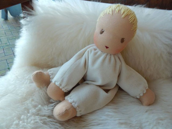 Schlamperle, Kuschelpuppe, handgemacht, Babypuppe, Baby-Schlamperle, Waldorfpuppe, steiner doll, cloth doll, cuddle doll, Nickipuppe, Pärsch, Puppenhandwerk, erste Puppe, gesticktes Haar, Haare gestickt