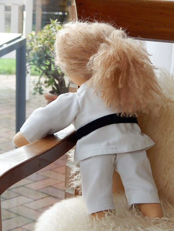 Taekwon-Do Puppe, Wunschpuppe, handgefertigte Stoffpuppe, handgemachte Stoffpuppe, individuelle Puppe passend zum Kind, ökologische Kinderpuppe, Puppe nach Wunsch, Stoffpuppe nach Waldorfart, Bio-Stoffpuppe, Puppenhandwerk, Jennifer Kliem-Pärsch