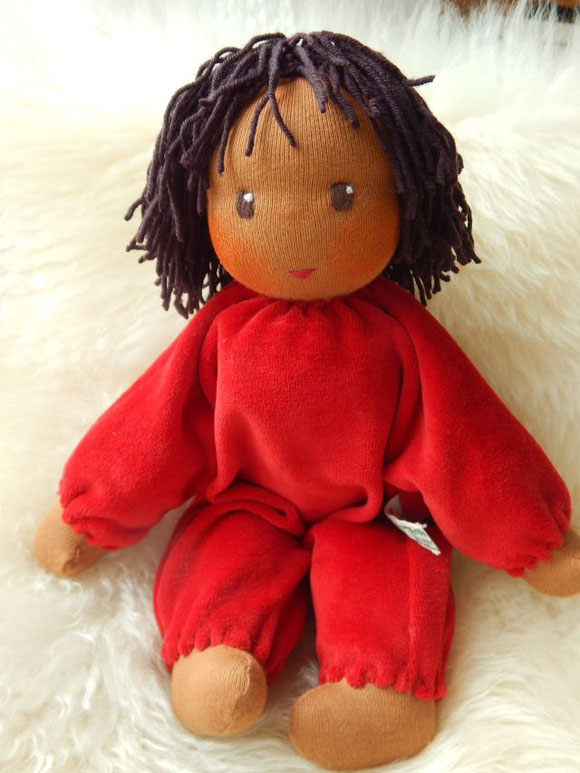 ökologische Kinderpuppe, handgefertigte Stoffpuppe, handgemacht, Bio, Stoffpuppe, Waldorfart, dunkelhäutig, afrikanisch, Puppe, Puppenhandwerk, Pärsch, darkskinned doll, clothdoll, companion doll, cuddle doll, Schlamperle