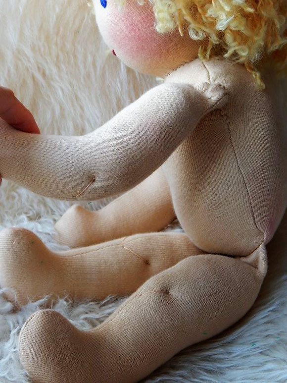 Bio-Stoffpuppe, Handarbeit, Puppenhandwerk, Jennifer Kliem-Pärsch, individuelle Puppe passend zum Kind, Wunschpuppe, Puppe nach Wunsch, handgemachte Stoffpuppe, handgefertigte Puppe, Naturmaterial, Puppenjunge, Stoffpuppenjunge, bio-faire Qualität