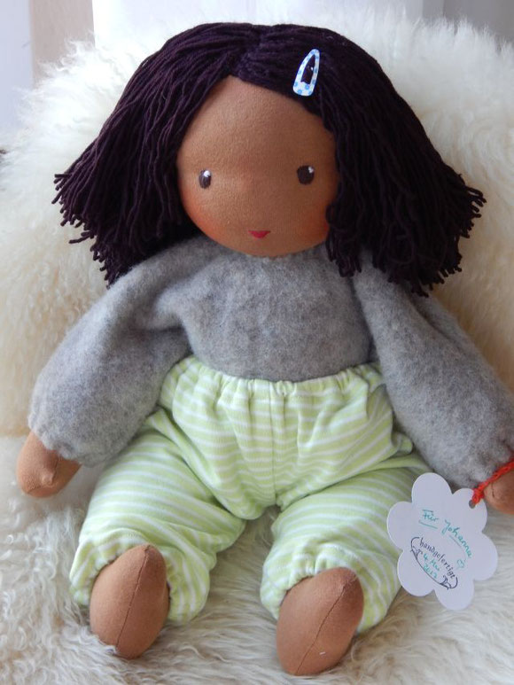 dunkelhäutige Stoffpuppe, afrikanische Stoffpuppe, afro-amerikanische Stoffpuppe, Bio-Stoffpuppe, individuelle Puppe passend zum Kind, Handarbeit, handgemacht, erste Puppe, PuppenHandWerk, Jennifer Kliem-Pärsch, Wunschpuppe, handgefertigt, Kleinkind-Puppe