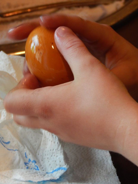 Eier färben mit Kindern, Ostern