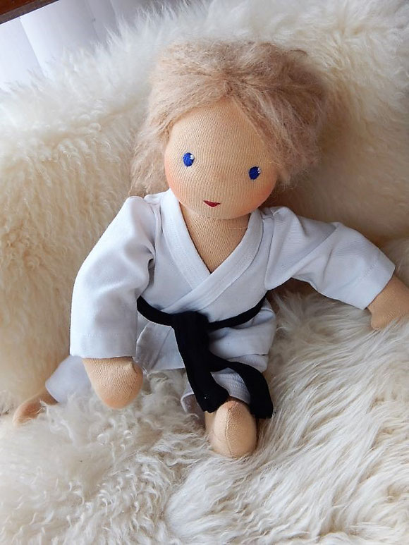 Taekwon-Do Puppe, Wunschpuppe, handgefertigte Stoffpuppe, handgemachte Stoffpuppe, individuelle Puppe passend zum Kind, ökologische Kinderpuppe, Puppe nach Wunsch, Stoffpuppe nach Waldorfart, Bio-Stoffpuppe, Puppenhandwerk, Jennifer Kliem-Pärsch