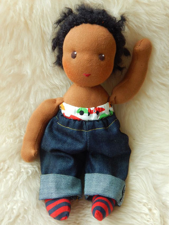 dunkelhäutige Stoffpuppe, afrikanische Stoffpuppe, Jungenpuppe, Puppenjunge, ökologische Kinderpuppe, handgemacht, handgefertigt, Waldorfart, individuelle Stoffpuppe, passend zum Kind, Puppenhandwerk Pärsch, dark-skinned clothdoll, african clothdoll,