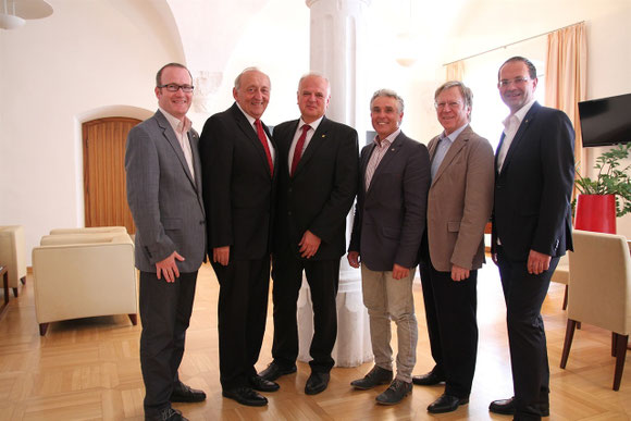 Der neue Kiwanis-Vorstand zu Besuch im Rathaus: Past-Präsident Markus Grafeneder , Präsident Karl Klein, Bgm. Dr. Reinhard Resch, Vizepräsident Herbert Pallan, Charity-Beauftragter Karl Friedl, Schatzmeister Karl Reiter (von links). © Stadt Krems.