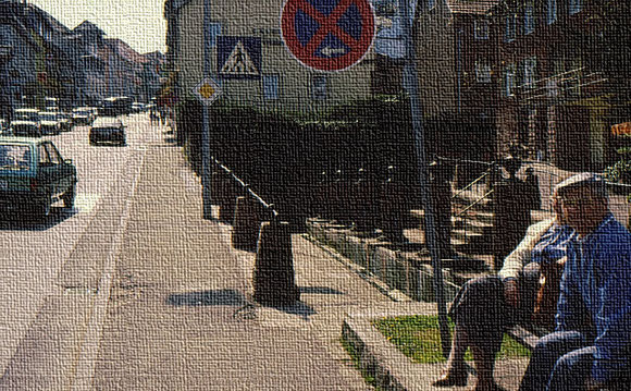 Seniora und Senior halten Rast an den Brunnen der Mümlingquelle