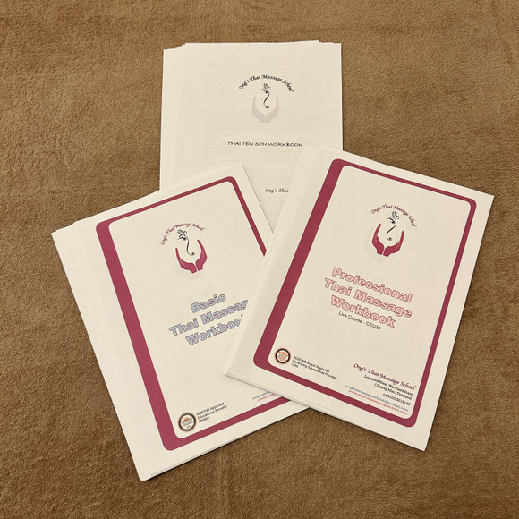 チェンマイのOng Thai Massage School のテキストを使用