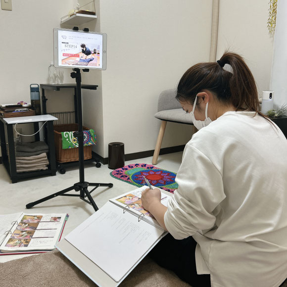 スクール生が自習用動画を確認し、テキストに内容をまとめている風景