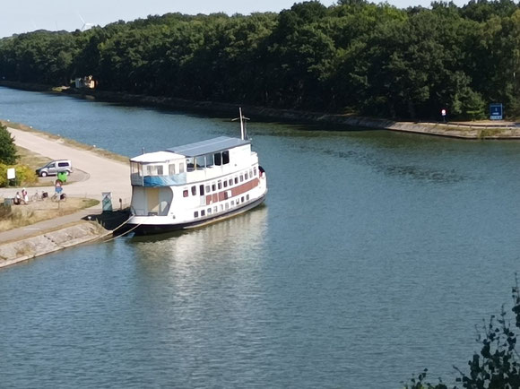 Ein Pannekoken-Schiff auf dem Kanal bietet gut 100 Sorten der beliebten Spezialität an. / Foto: uw