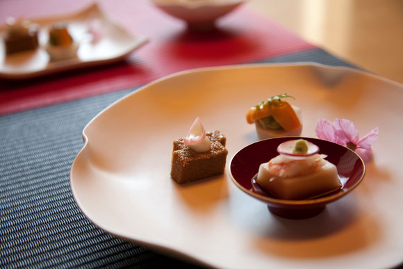 　　　　　　　　　　　　　　　料理を引き立てる、シルクの白