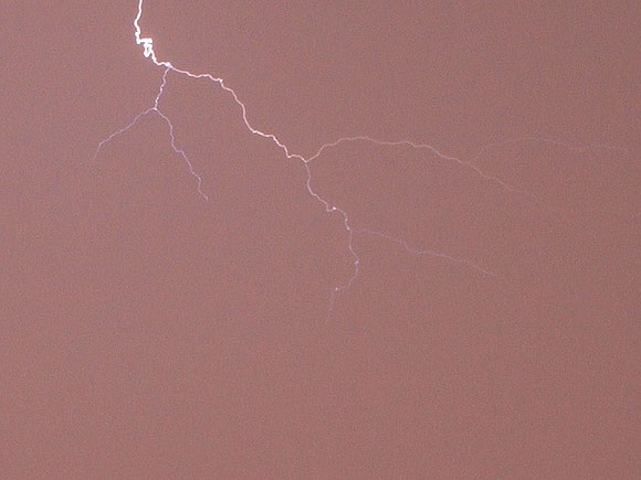 Blitz während eines schweren Gewitters über St. Johann, Schwäbische Alb