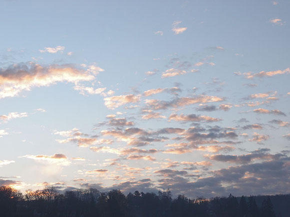 früher Morgen mit hellrosa Wolken über dunkler Waldsilhouette in St. Johann schwäbische Alb