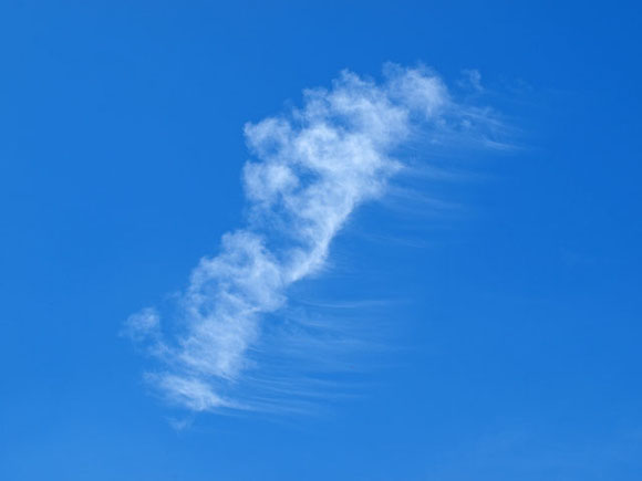 Wolkenformation am tiefblauen Himmel auf der Schwäbischen Alb