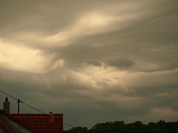 Wolkenformation vor einem schweren Unwetter in St. Johann Schwäbische Alb