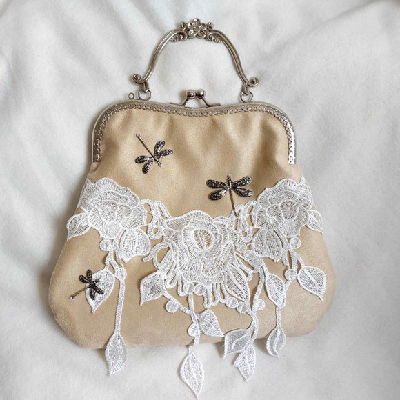 Sac à main pochette fermoir suédine sable rétro dentelle de roses blanches mariage libellules fait main l' Arche de Jessica