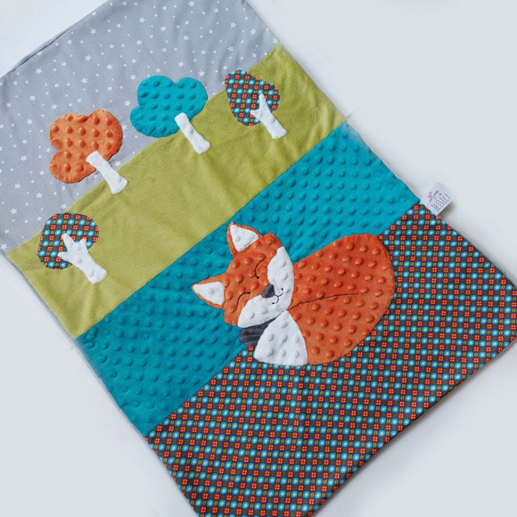 Couverture doudou bébé garçon ou fille poussette couffin renard arbres forêt étoiles fait main l'Arche de Jessica