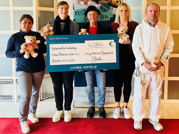Living Hotels bei der Spendenübergabe an Kleine Patienten in Not e.V.