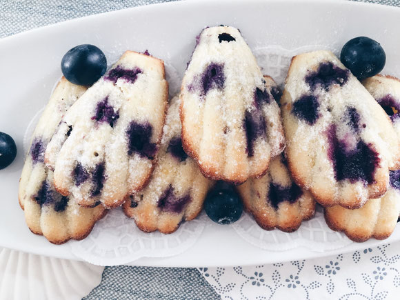 Zitronen-Madeleines mit Schwarzbeeren