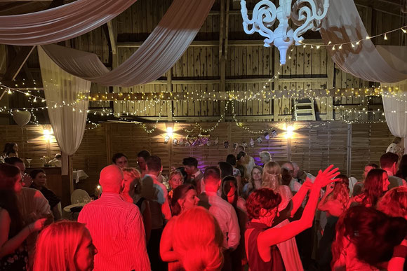 Hochzeitsgäste feiern zu DJ Florio Martinez in Bremen