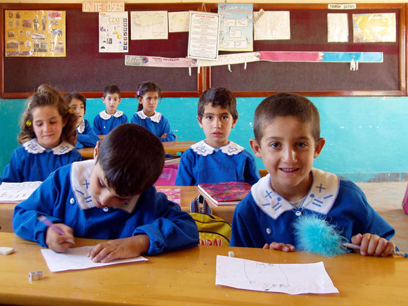 Türkische Schulkinder in blauer Schuluniform