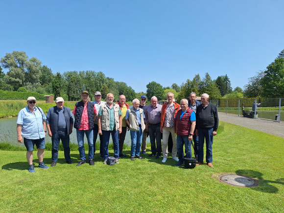 Die Teilnehmer der Fahrrad-Tagestour der Osterwicker KAB-Senioren am Angelparadies in Hochmoor.