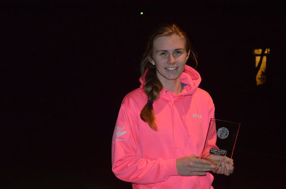 Stella Ihnen präsentiert ihren Pokal für den besten Weitsprung beim Flutlicht-Meeting in Papenburg