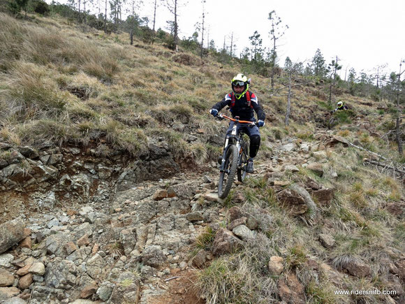 il sentiero, non proprio ciclabile, è lungo e stancante, vietato abbassare la guardia!!