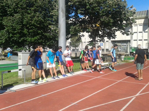 Pie de foto: El cadete masculino se pone a punto en la pista del miniestadio de Anoeta. (Foto: Jon GONZÁLEZ)