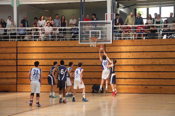 El equipo estuvo arropado en todo momento por  todos los padres, madres y miembros del club, llenando la grada del Polideportivo de Alza. (Foto: Jacinto SUÁREZ)