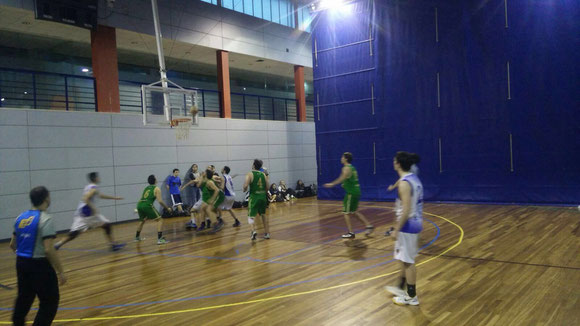 Partido duro jugado en Benta Berri. En la imagen, la lucha de los dos equipos por el rebote. (M. Rísquez)