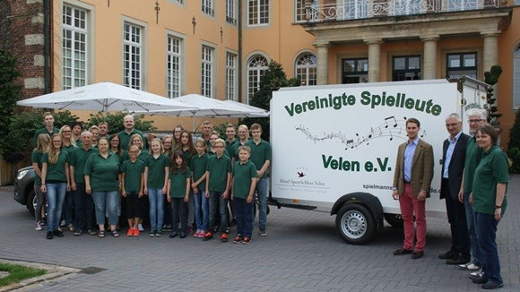 Instrumentenanhänger für die Spielleute Ein eigener Instrumentenanhänger muss her. Das waren die Worte einiger Musiker der Vereinigten Spielleute aus Velen. Die bisherigen Termine wurden immer mit einem geliehenen Anhänger bewältigt, was einen deutlich