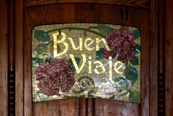 En cada una de las dos columnas que hay en el vestíbulo de la Estación del Norte de Valencia  dice «bon viatge» en nuestra lengua y además lo dice en vasco, gallego y castellano. 