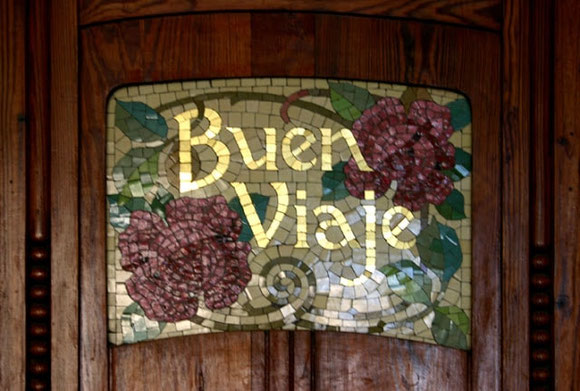 En cada una de las dos columnas que hay en el vestíbulo de la Estación del Norte de Valencia  dice «bon viatge» en nuestra lengua y además lo dice en vasco, gallego y castellano. 