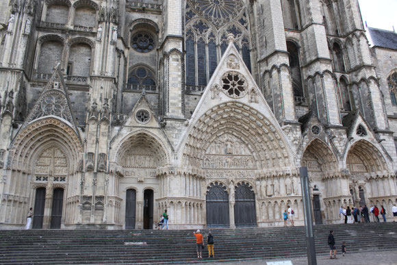 Bild: Portal der Kathedrale in Bourges im Département Cher 