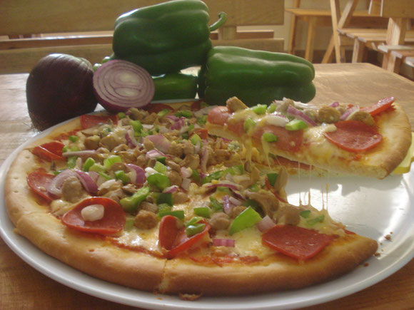 Pizza Suprema: Con deliciosos Pepperonni, Carne de Res, Salchicha Italiana, Chanpiñones, Crujiente Pimiento Verde y Cebolla Colorada.