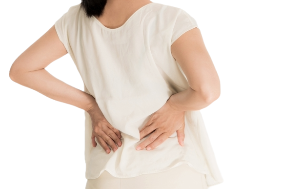 青森市で腰痛に悩む女性が腰を手で押さえてつらそうにしている様子｜デスクワークや運動不足による腰の痛み