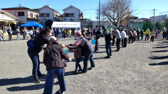　　　　　　　　　バケツリレーによる消火活動訓練風景